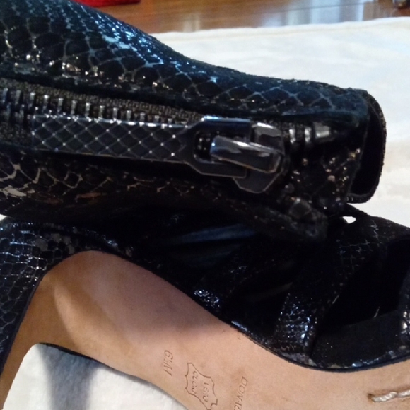 Donald J. Pliner Elegant Black Heels - Picture 2 of 8